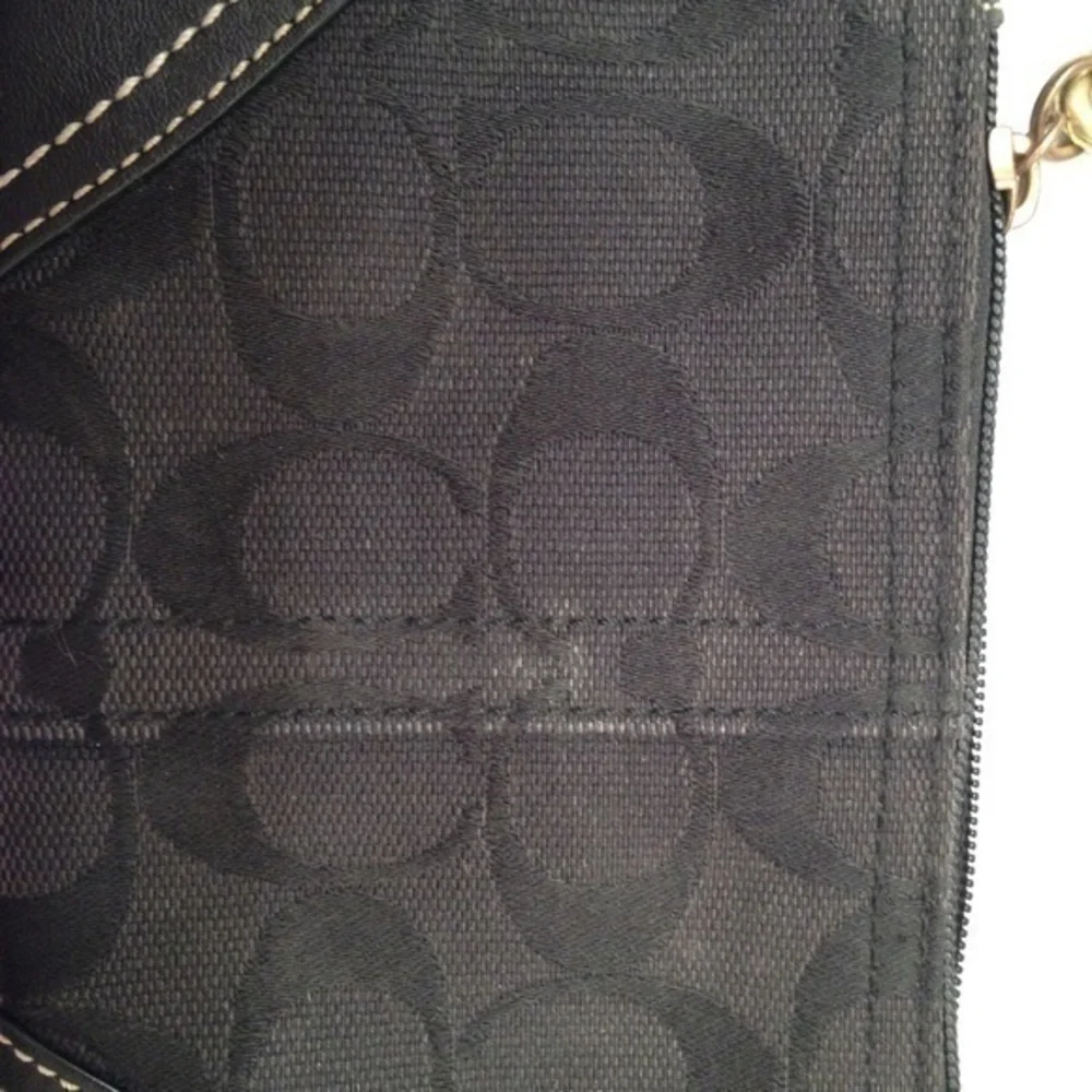 Coach signature v black jacquard leather wristlet